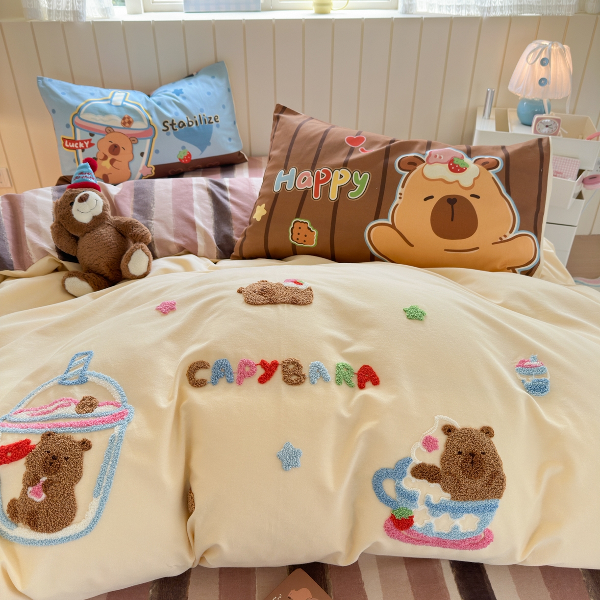 91家纺网 家纺一手货源 找家纺 优彩 2025新款数码印花全棉磨毛毛巾绣四件套 卡皮巴拉-奶咖