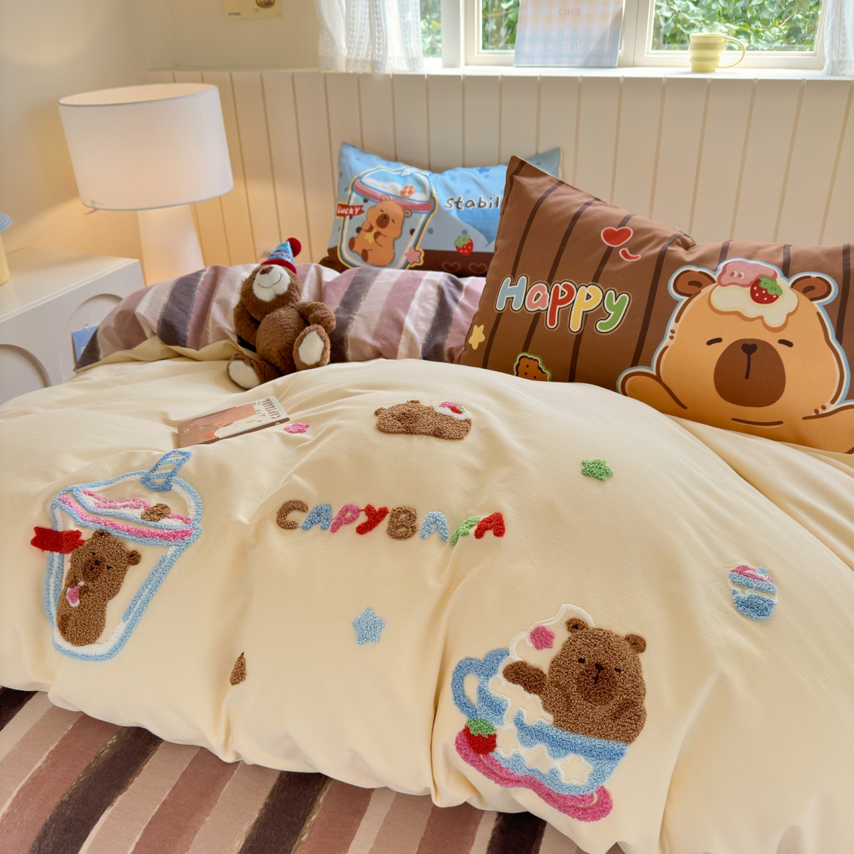 91家纺网 家纺一手货源 找家纺 优彩 2025新款数码印花全棉磨毛毛巾绣四件套 卡皮巴拉-奶咖