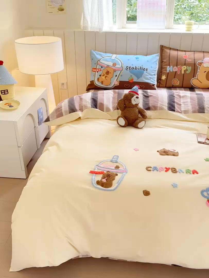 91家纺网 家纺一手货源 找家纺 优彩 2025新款数码印花全棉磨毛毛巾绣四件套 卡皮巴拉-奶咖