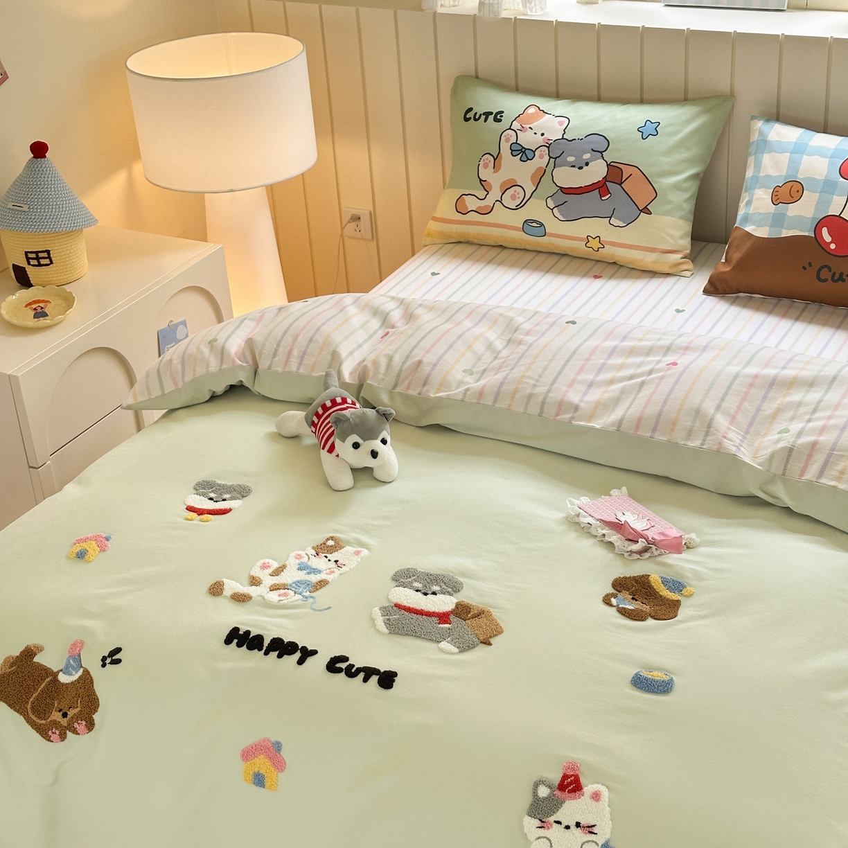 91家纺网 家纺一手货源 找家纺 优彩 2025新款数码印花全棉磨毛毛巾绣四件套 毛茸茸伙伴