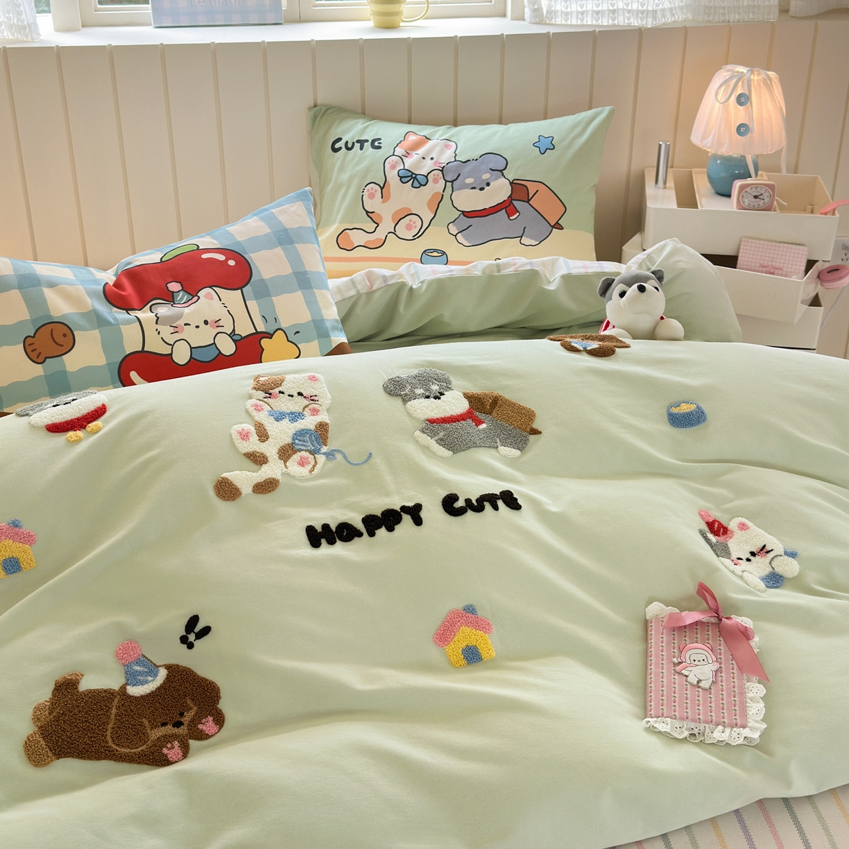 91家纺网 家纺一手货源 找家纺 优彩 2025新款数码印花全棉磨毛毛巾绣四件套 毛茸茸伙伴