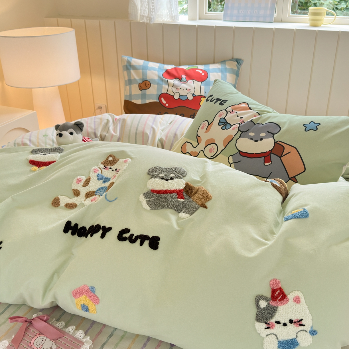 91家纺网 家纺一手货源 找家纺 优彩 2025新款数码印花全棉磨毛毛巾绣四件套 毛茸茸伙伴