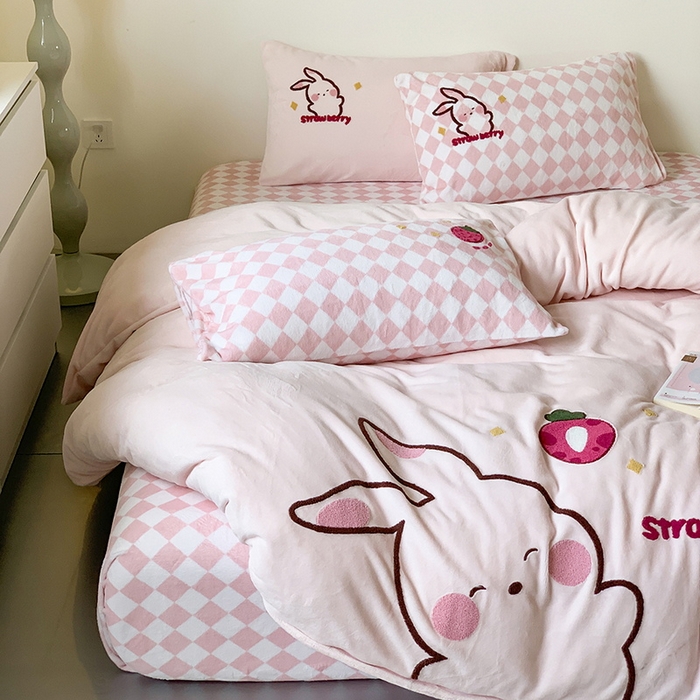 91家纺网 家纺一手货源 找家纺 （总）慕晨 2025简奢新款高克重牛奶绒卡通绣花小清新可爱加厚牛奶绒四件套小红书风爆款