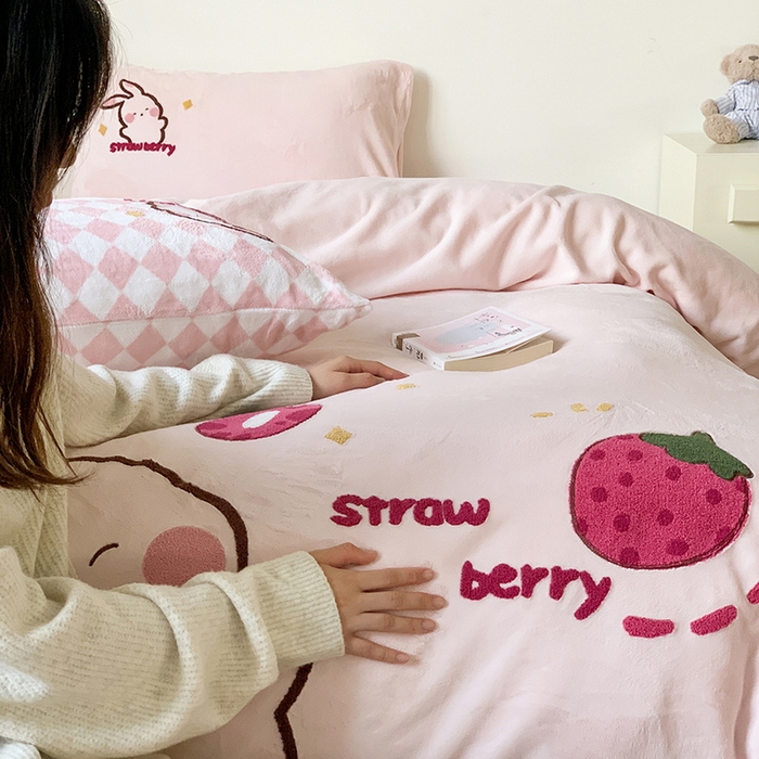 91家纺网 家纺一手货源 找家纺 （总）慕晨 2025简奢新款高克重牛奶绒卡通绣花小清新可爱加厚牛奶绒四件套小红书风爆款