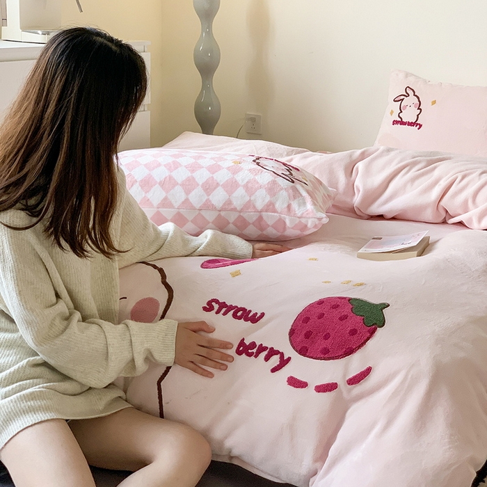 91家纺网 家纺一手货源 找家纺 （总）慕晨 2025简奢新款高克重牛奶绒卡通绣花小清新可爱加厚牛奶绒四件套小红书风爆款