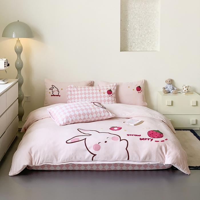 91家纺网 家纺一手货源 找家纺 （总）慕晨 2025简奢新款高克重牛奶绒卡通绣花小清新可爱加厚牛奶绒四件套小红书风爆款