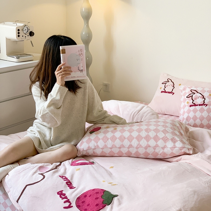 91家纺网 家纺一手货源 找家纺 （总）慕晨 2025简奢新款高克重牛奶绒卡通绣花小清新可爱加厚牛奶绒四件套小红书风爆款