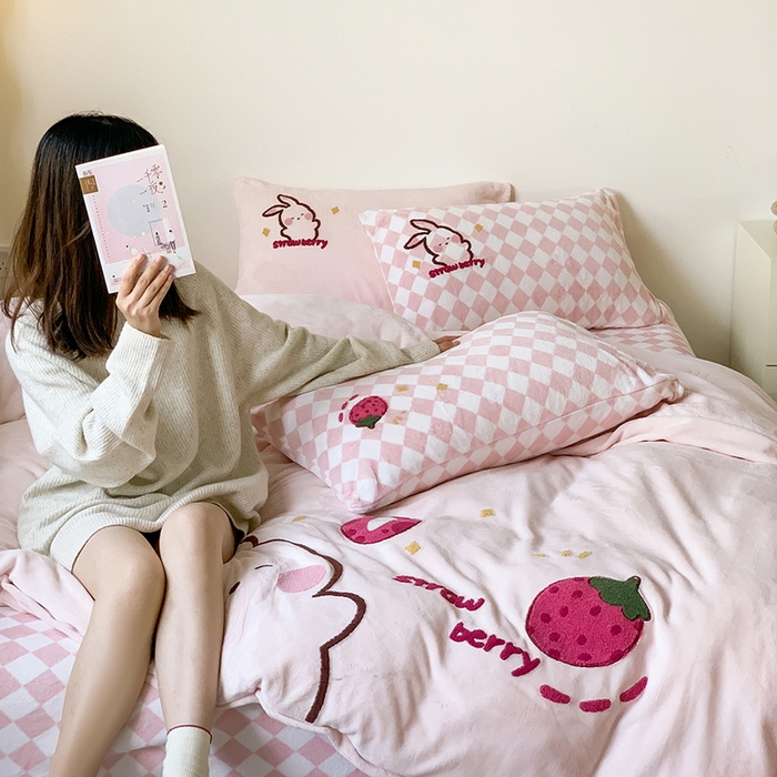 91家纺网 家纺一手货源 找家纺 （总）慕晨 2025简奢新款高克重牛奶绒卡通绣花小清新可爱加厚牛奶绒四件套小红书风爆款