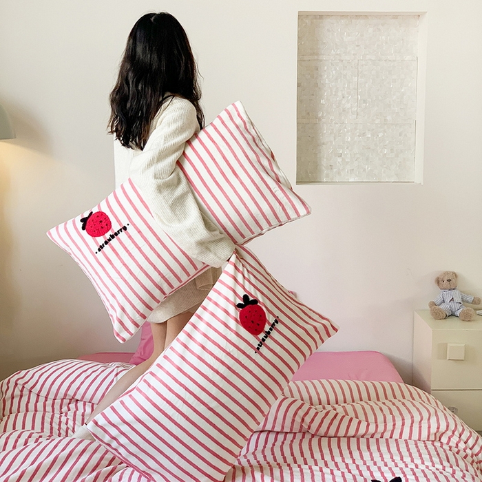 91家纺网 家纺一手货源 找家纺 慕晨 2025简奢新款高克重牛奶绒卡通绣花小清新可爱加厚牛奶绒四件套小红书风爆款 草莓奶昔