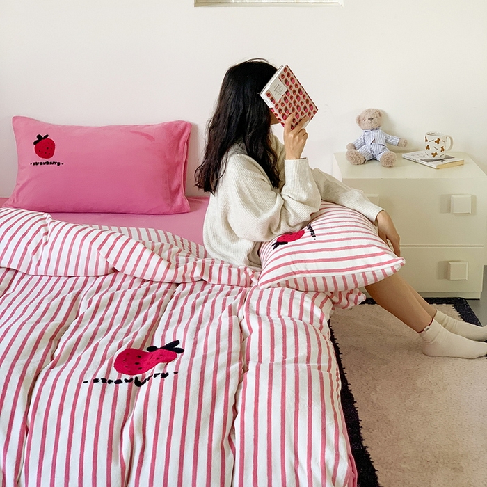 91家纺网 家纺一手货源 找家纺 慕晨 2025简奢新款高克重牛奶绒卡通绣花小清新可爱加厚牛奶绒四件套小红书风爆款 草莓奶昔