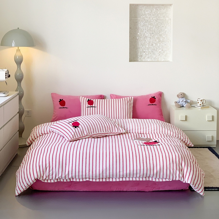 91家纺网 家纺一手货源 找家纺 慕晨 2025简奢新款高克重牛奶绒卡通绣花小清新可爱加厚牛奶绒四件套小红书风爆款 草莓奶昔