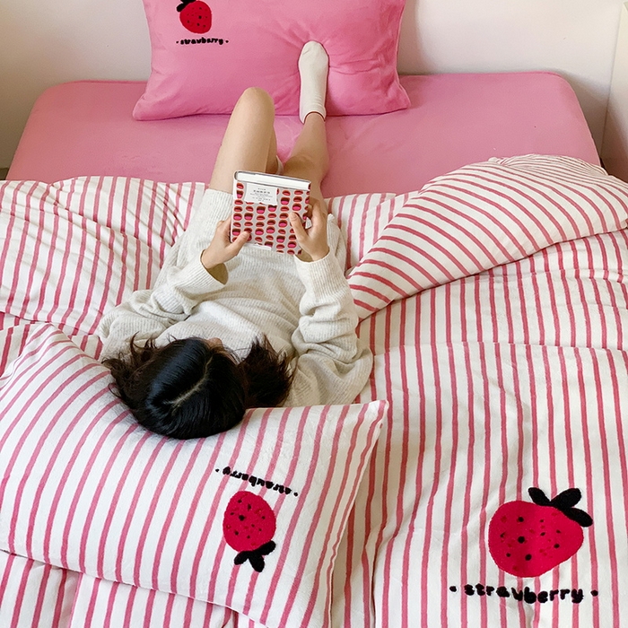 91家纺网 家纺一手货源 找家纺 慕晨 2025简奢新款高克重牛奶绒卡通绣花小清新可爱加厚牛奶绒四件套小红书风爆款 草莓奶昔