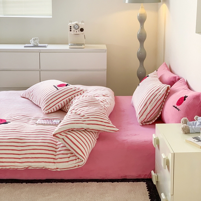 91家纺网 家纺一手货源 找家纺 慕晨 2025简奢新款高克重牛奶绒卡通绣花小清新可爱加厚牛奶绒四件套小红书风爆款 草莓奶昔