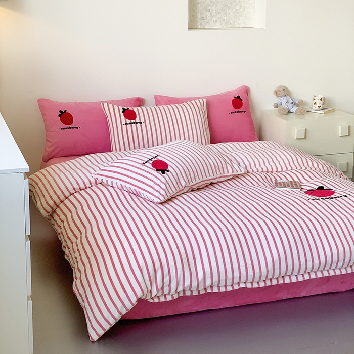 91家纺网 家纺一手货源 找家纺 慕晨 2025简奢新款高克重牛奶绒卡通绣花小清新可爱加厚牛奶绒四件套小红书风爆款 草莓奶昔