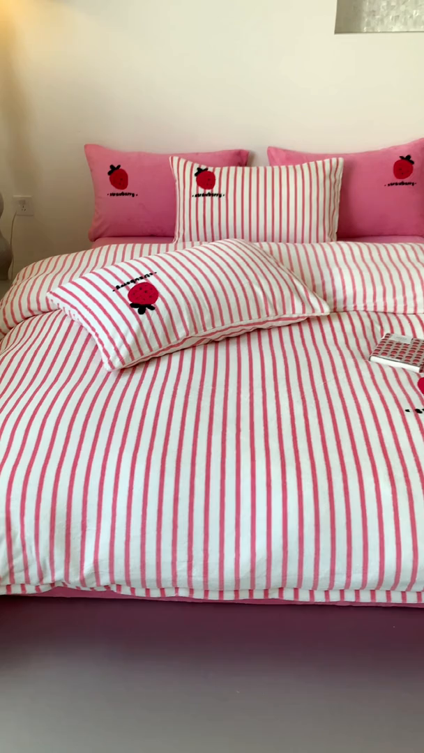 91家纺网 家纺一手货源 找家纺 慕晨 2025简奢新款高克重牛奶绒卡通绣花小清新可爱加厚牛奶绒四件套小红书风爆款 草莓奶昔