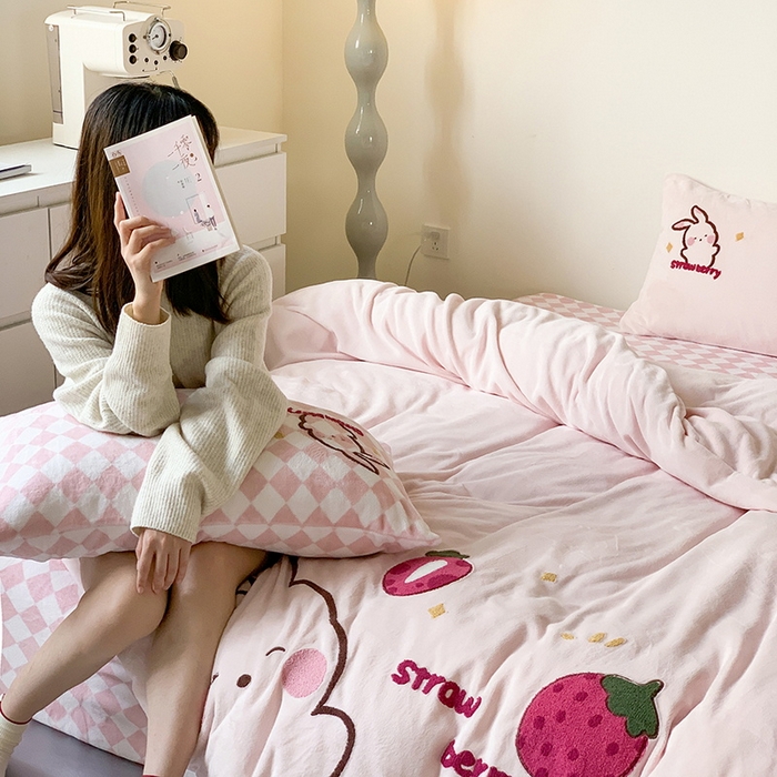 91家纺网 家纺一手货源 找家纺 慕晨 2025简奢新款高克重牛奶绒卡通绣花小清新可爱加厚牛奶绒四件套小红书风爆款 草莓兔兔