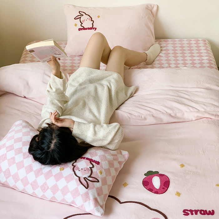 91家纺网 家纺一手货源 找家纺 慕晨 2025简奢新款高克重牛奶绒卡通绣花小清新可爱加厚牛奶绒四件套小红书风爆款 草莓兔兔