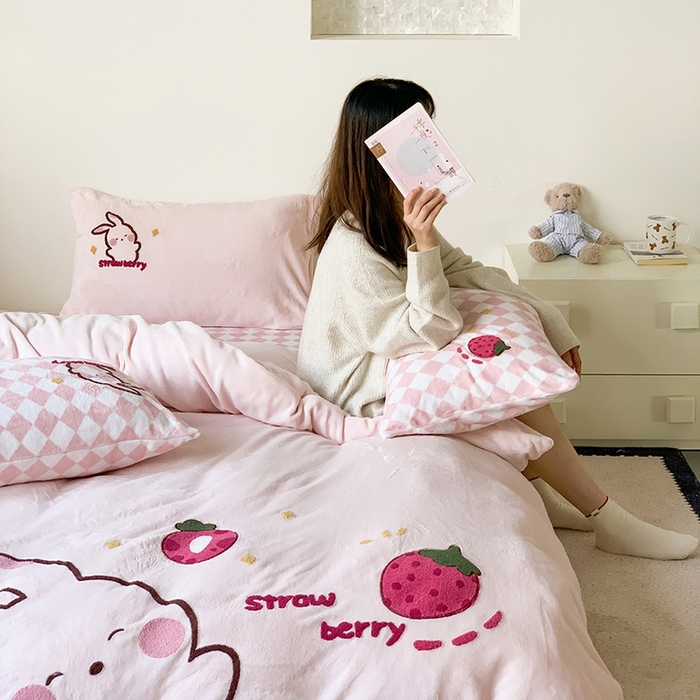 91家纺网 家纺一手货源 找家纺 慕晨 2025简奢新款高克重牛奶绒卡通绣花小清新可爱加厚牛奶绒四件套小红书风爆款 草莓兔兔