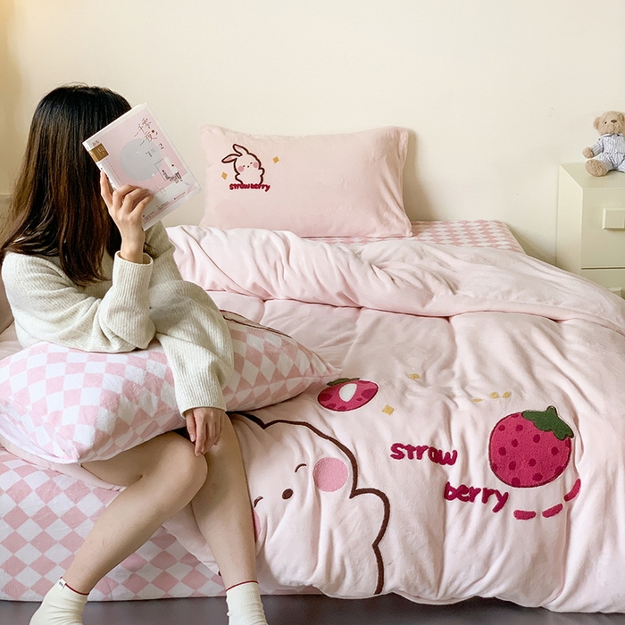 91家纺网 家纺一手货源 找家纺 慕晨 2025简奢新款高克重牛奶绒卡通绣花小清新可爱加厚牛奶绒四件套小红书风爆款 草莓兔兔