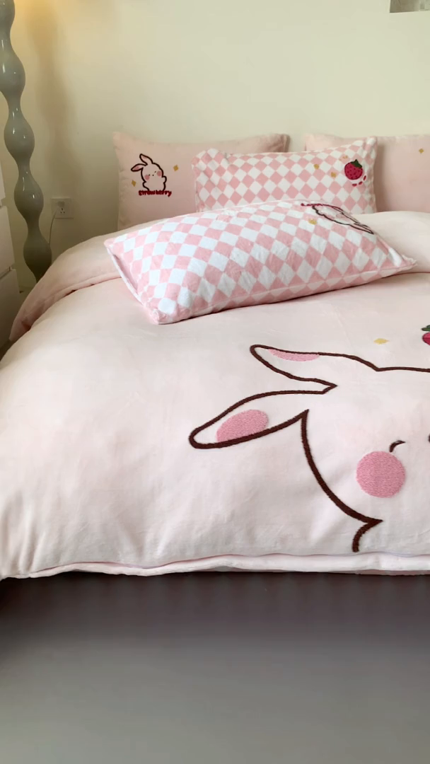 91家纺网 家纺一手货源 找家纺 慕晨 2025简奢新款高克重牛奶绒卡通绣花小清新可爱加厚牛奶绒四件套小红书风爆款 草莓兔兔