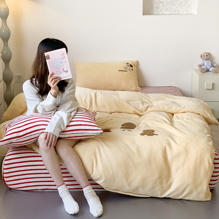 91家纺网 家纺一手货源 找家纺 慕晨 2025简奢新款高克重牛奶绒卡通绣花小清新可爱加厚牛奶绒四件套小红书风爆款 酒心波波糖