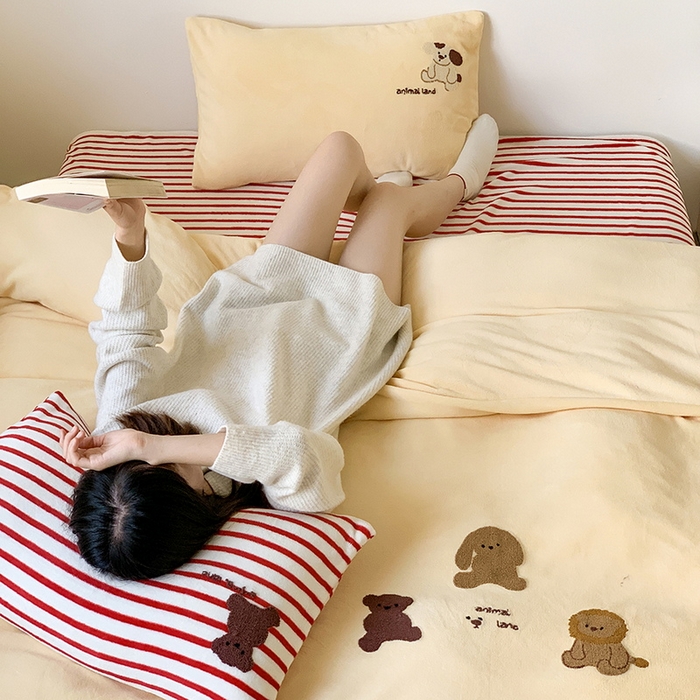 91家纺网 家纺一手货源 找家纺 慕晨 2025简奢新款高克重牛奶绒卡通绣花小清新可爱加厚牛奶绒四件套小红书风爆款 酒心波波糖