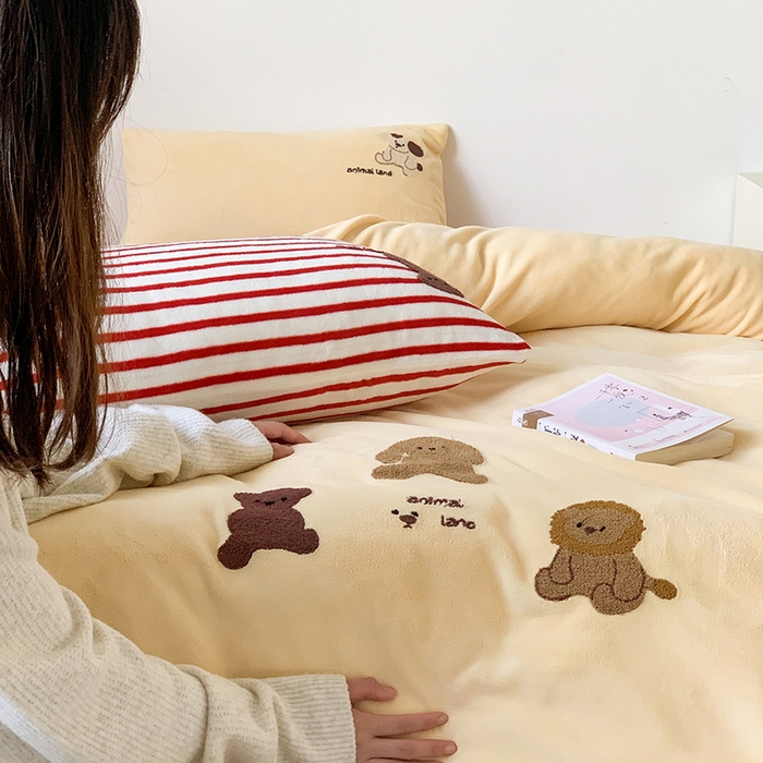 91家纺网 家纺一手货源 找家纺 慕晨 2025简奢新款高克重牛奶绒卡通绣花小清新可爱加厚牛奶绒四件套小红书风爆款 酒心波波糖