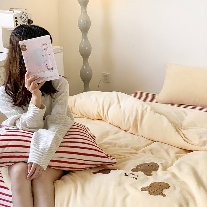 91家纺网 家纺一手货源 找家纺 慕晨 2025简奢新款高克重牛奶绒卡通绣花小清新可爱加厚牛奶绒四件套小红书风爆款 酒心波波糖