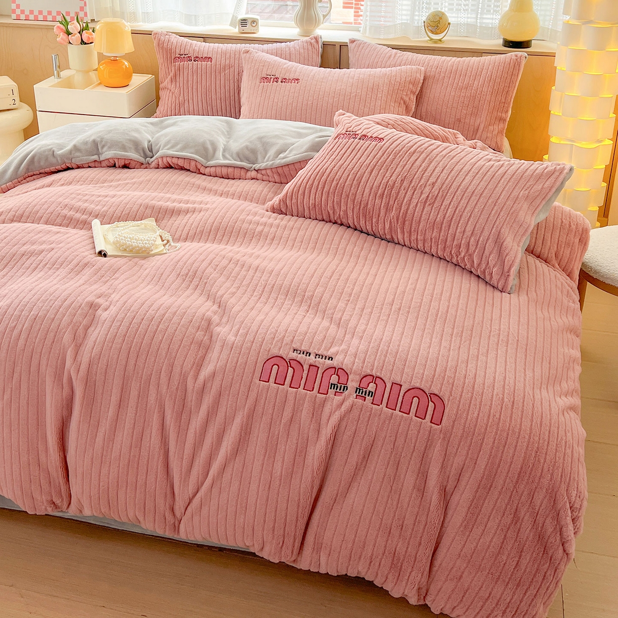 91家纺网 家纺一手货源 找家纺 十方家居 2025新款9斤加厚真兔毛刺绣高克重全消光牛奶绒四件套 MIUMIU-豆沙