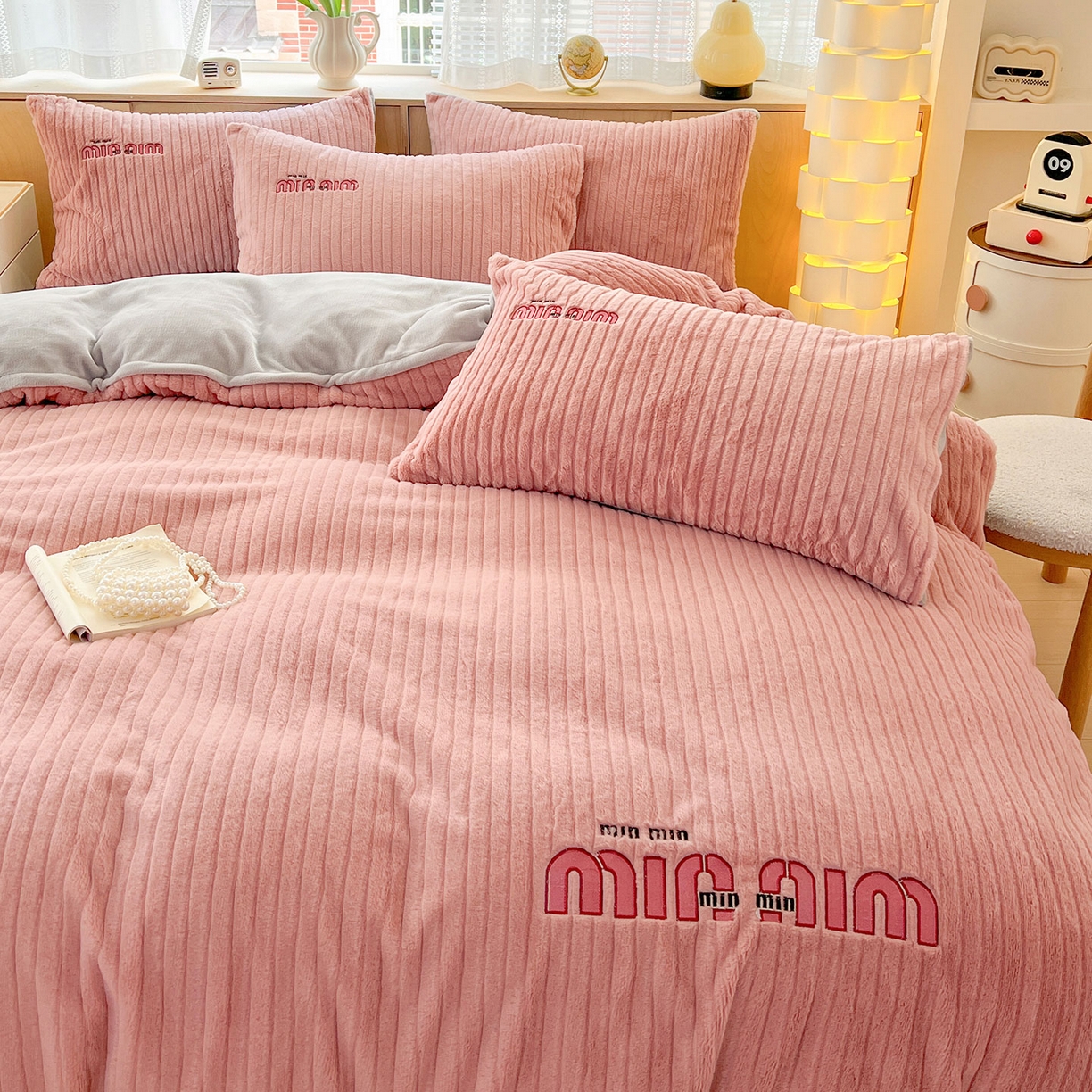 91家纺网 家纺一手货源 找家纺 十方家居 2025新款9斤加厚真兔毛刺绣高克重全消光牛奶绒四件套 MIUMIU-豆沙