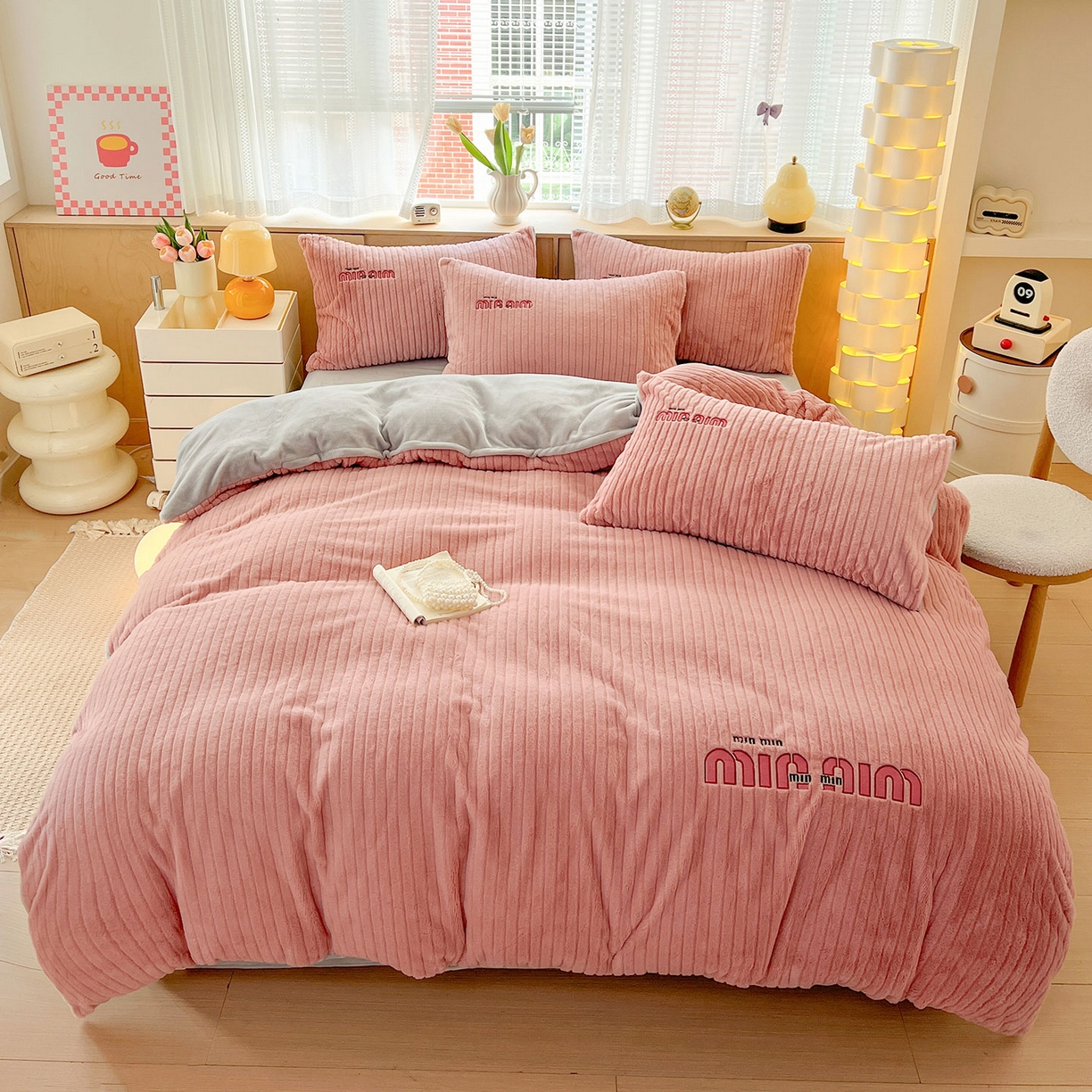 91家纺网 家纺一手货源 找家纺 十方家居 2025新款9斤加厚真兔毛刺绣高克重全消光牛奶绒四件套 MIUMIU-豆沙