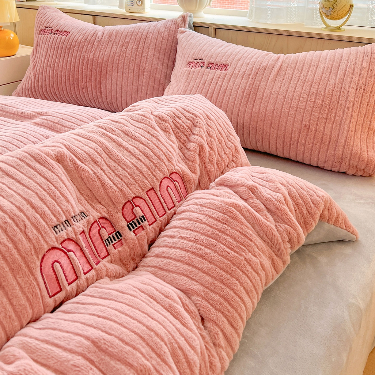 91家纺网 家纺一手货源 找家纺 十方家居 2025新款9斤加厚真兔毛刺绣高克重全消光牛奶绒四件套 MIUMIU-豆沙