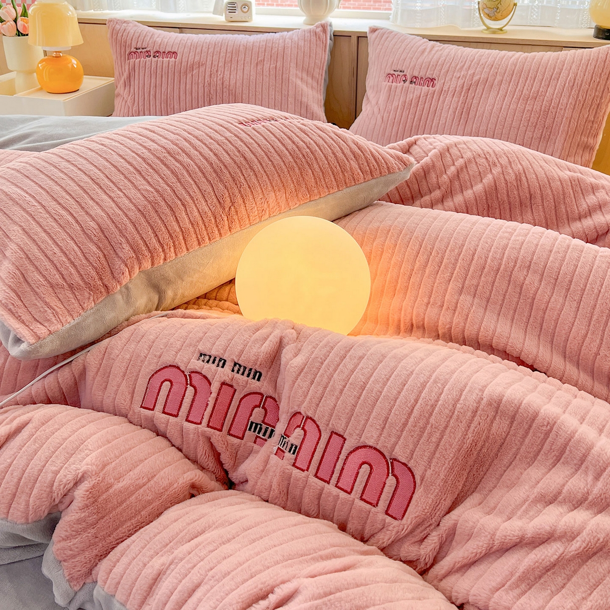 91家纺网 家纺一手货源 找家纺 十方家居 2025新款9斤加厚真兔毛刺绣高克重全消光牛奶绒四件套 MIUMIU-豆沙