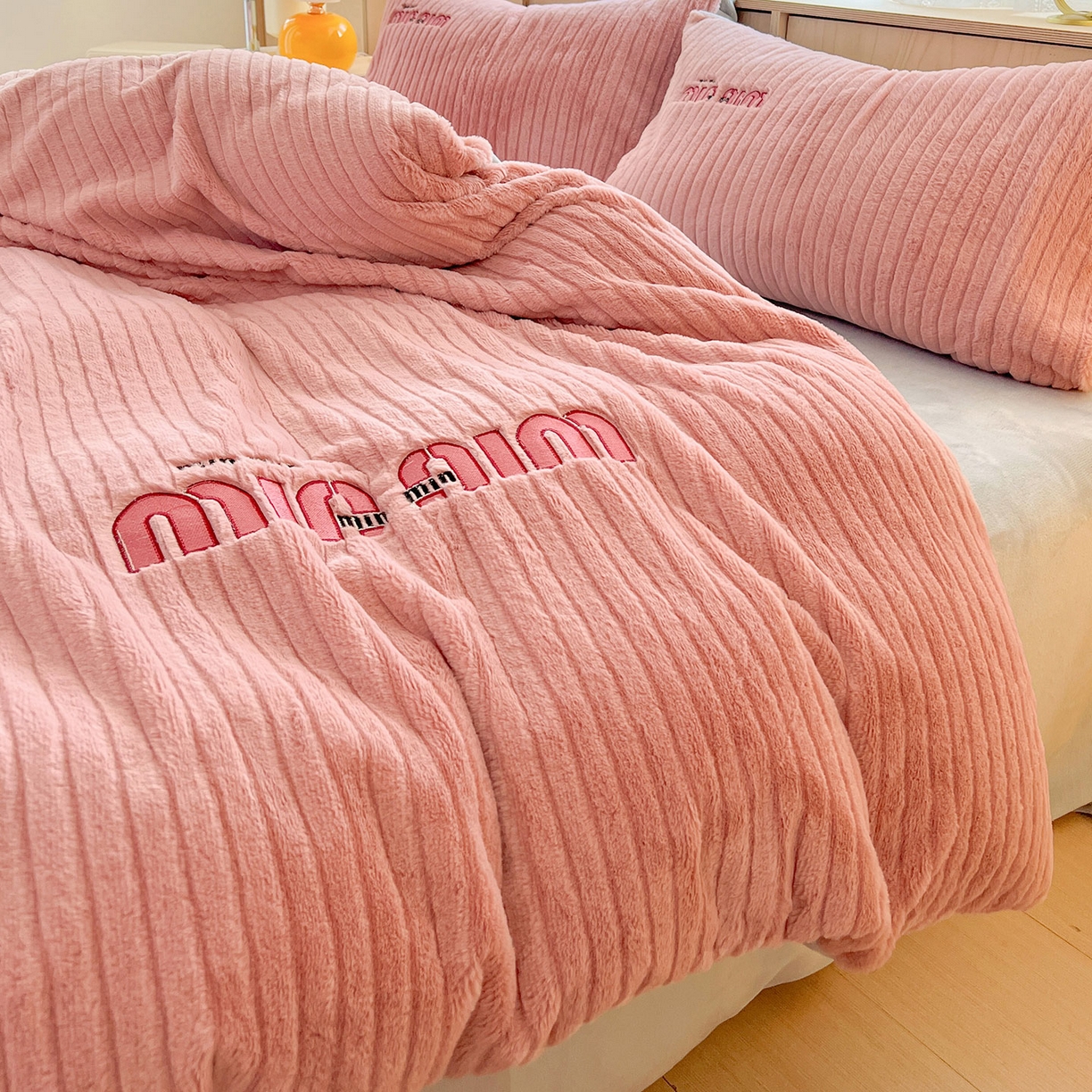 91家纺网 家纺一手货源 找家纺 十方家居 2025新款9斤加厚真兔毛刺绣高克重全消光牛奶绒四件套 MIUMIU-豆沙