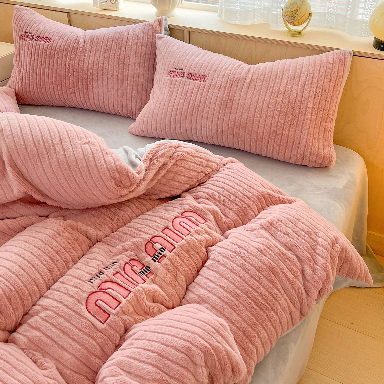 91家纺网 家纺一手货源 找家纺 十方家居 2025新款9斤加厚真兔毛刺绣高克重全消光牛奶绒四件套 MIUMIU-豆沙