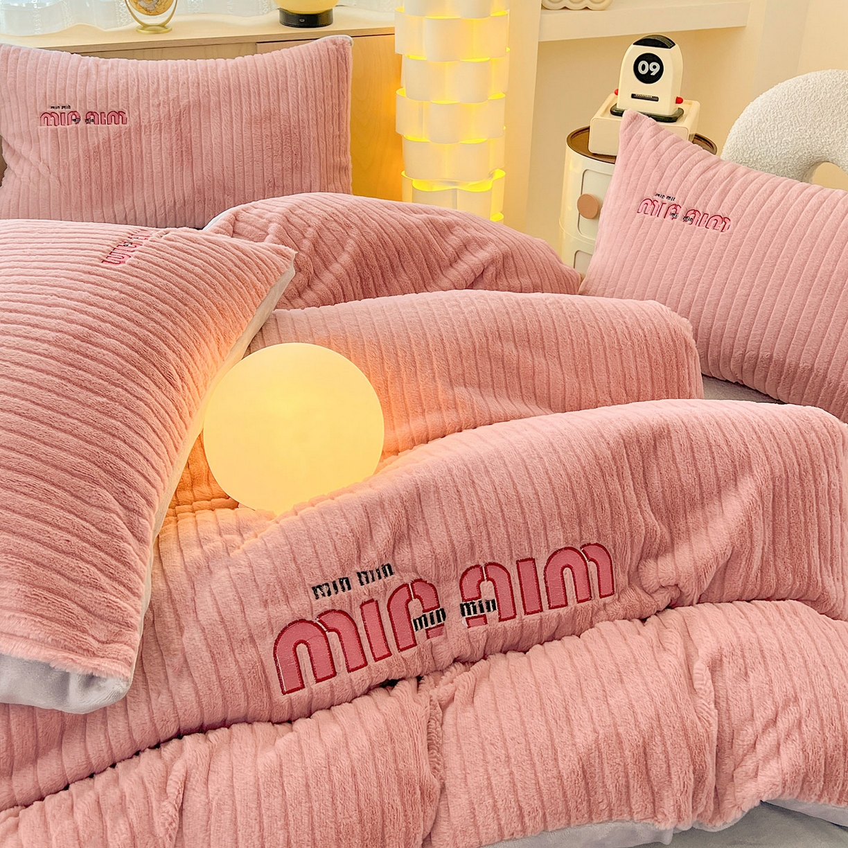 91家纺网 家纺一手货源 找家纺 十方家居 2025新款9斤加厚真兔毛刺绣高克重全消光牛奶绒四件套 MIUMIU-豆沙