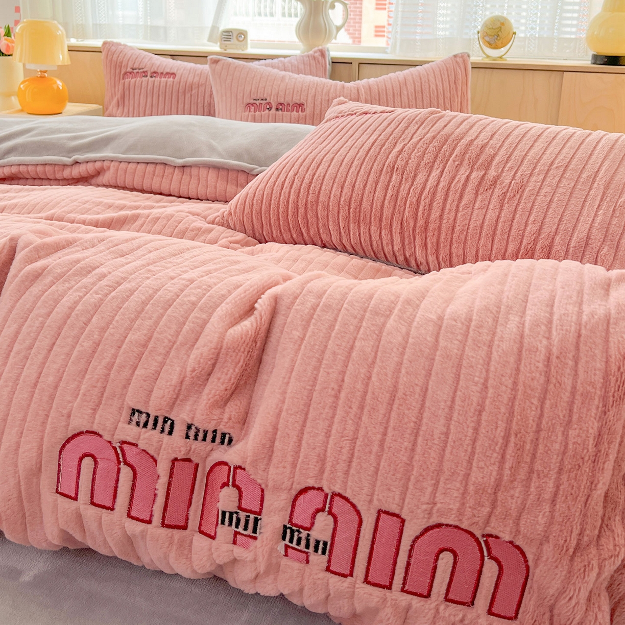 91家纺网 家纺一手货源 找家纺 十方家居 2025新款9斤加厚真兔毛刺绣高克重全消光牛奶绒四件套 MIUMIU-豆沙