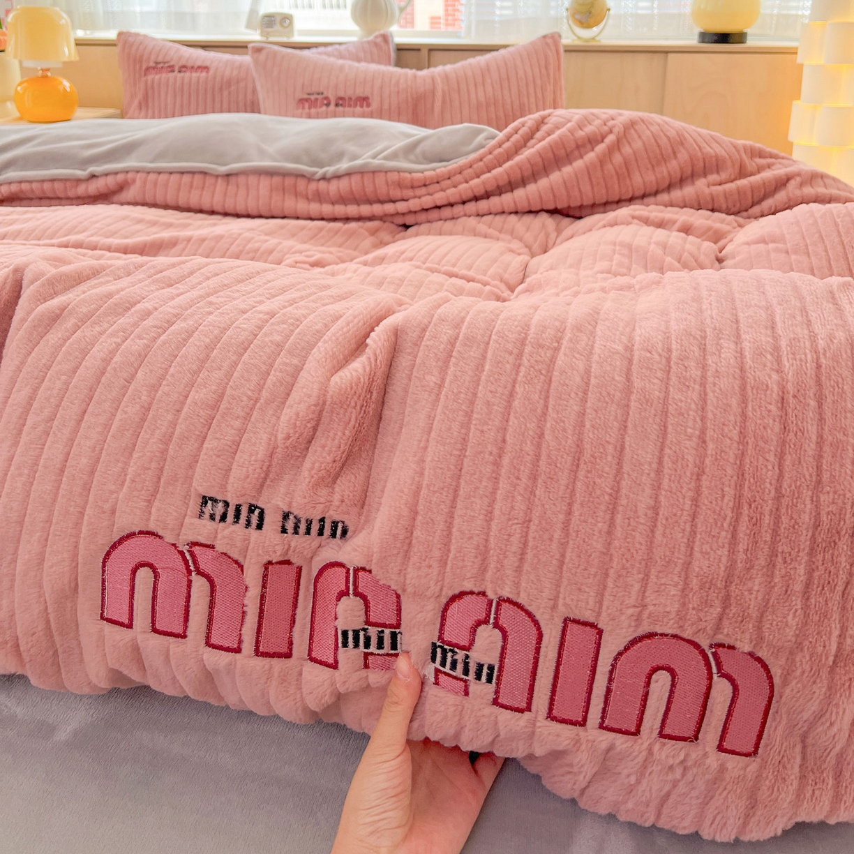 91家纺网 家纺一手货源 找家纺 十方家居 2025新款9斤加厚真兔毛刺绣高克重全消光牛奶绒四件套 MIUMIU-豆沙