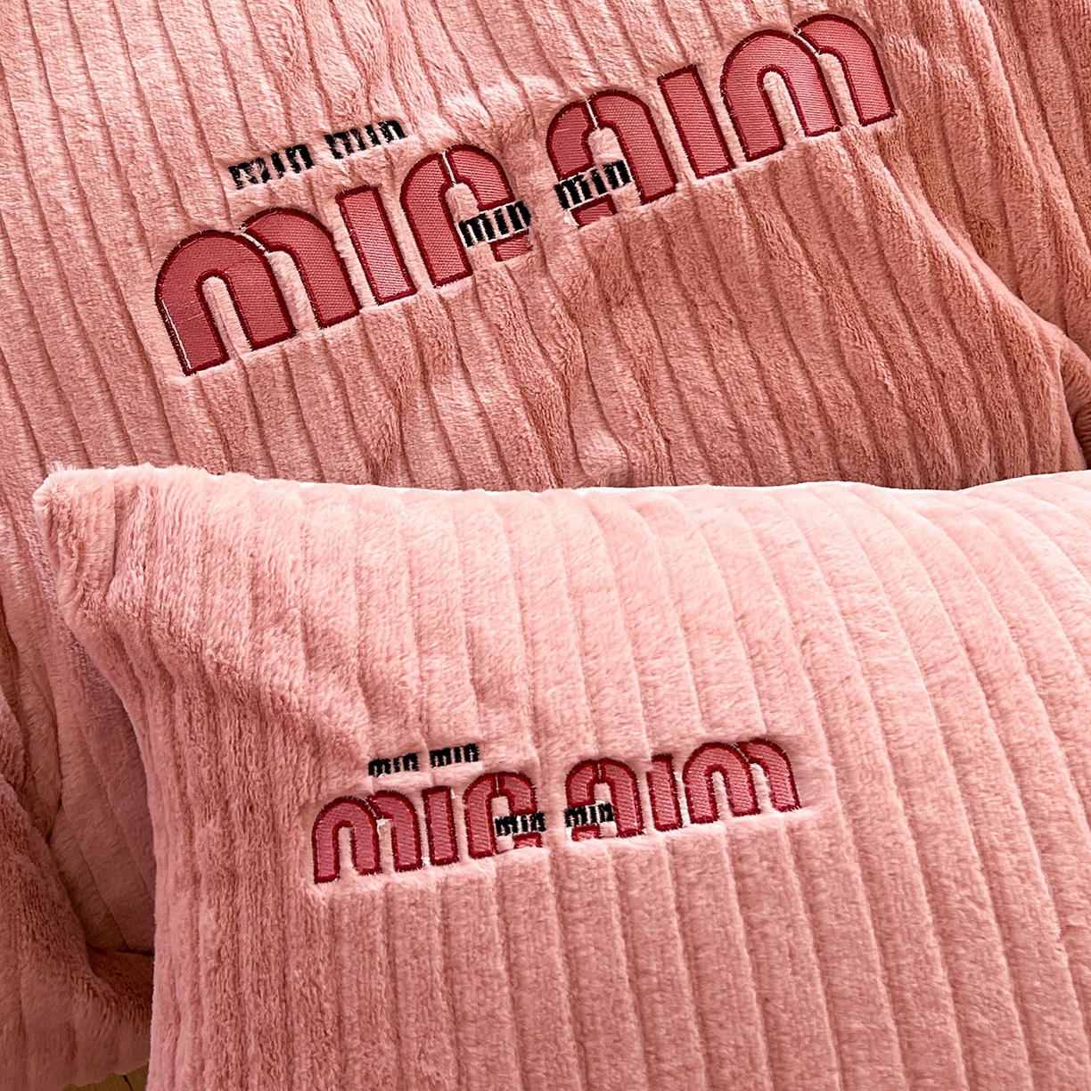 91家纺网 家纺一手货源 找家纺 十方家居 2025新款9斤加厚真兔毛刺绣高克重全消光牛奶绒四件套 MIUMIU-豆沙