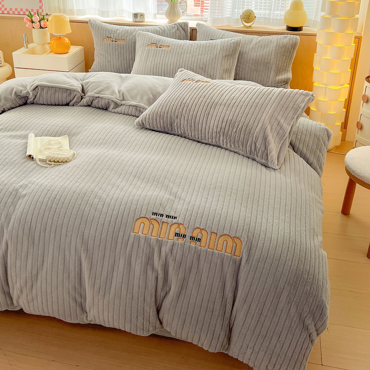 91家纺网 家纺一手货源 找家纺 十方家居 2025新款9斤加厚真兔毛刺绣高克重全消光牛奶绒四件套 MIUMIU-浅灰