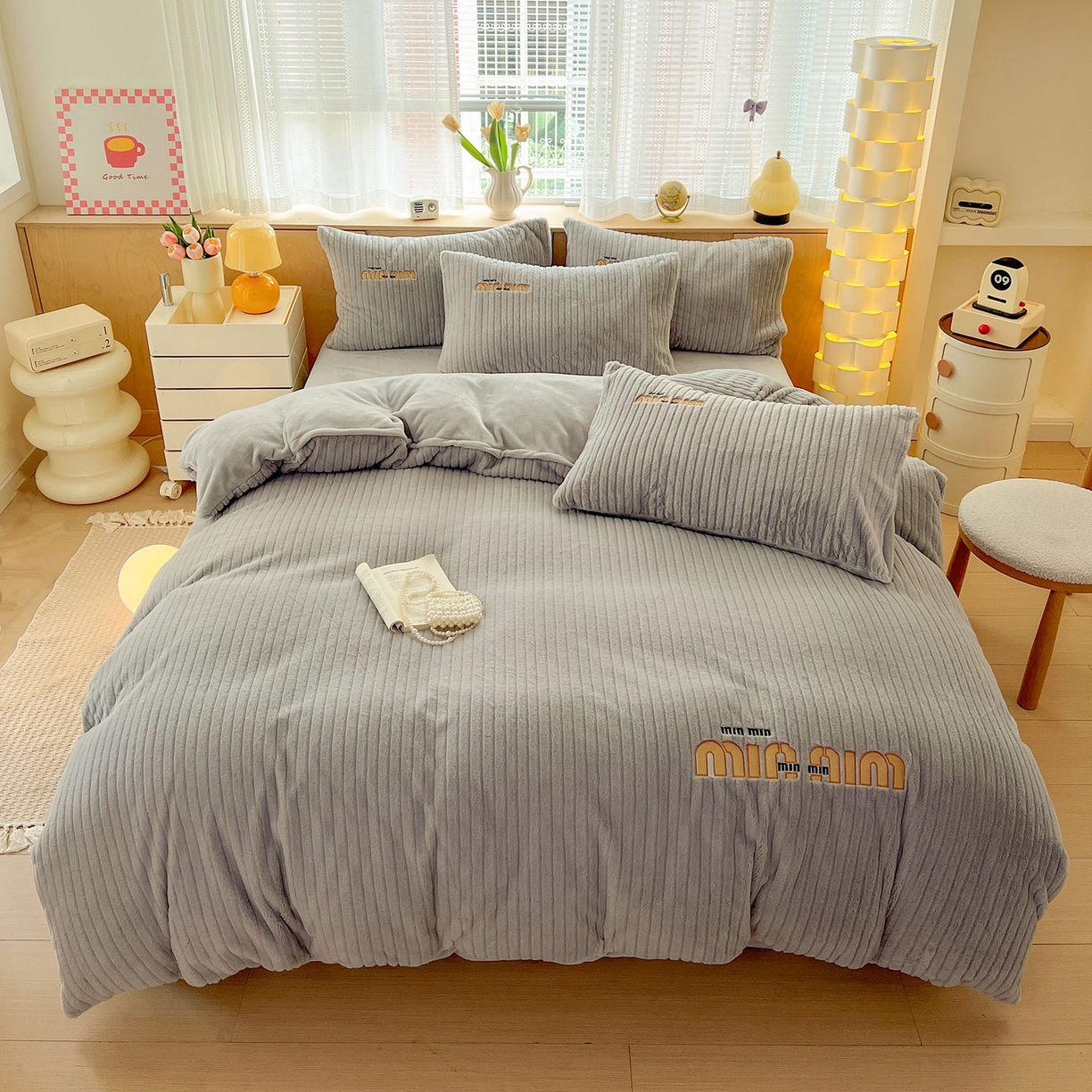 91家纺网 家纺一手货源 找家纺 十方家居 2025新款9斤加厚真兔毛刺绣高克重全消光牛奶绒四件套 MIUMIU-浅灰