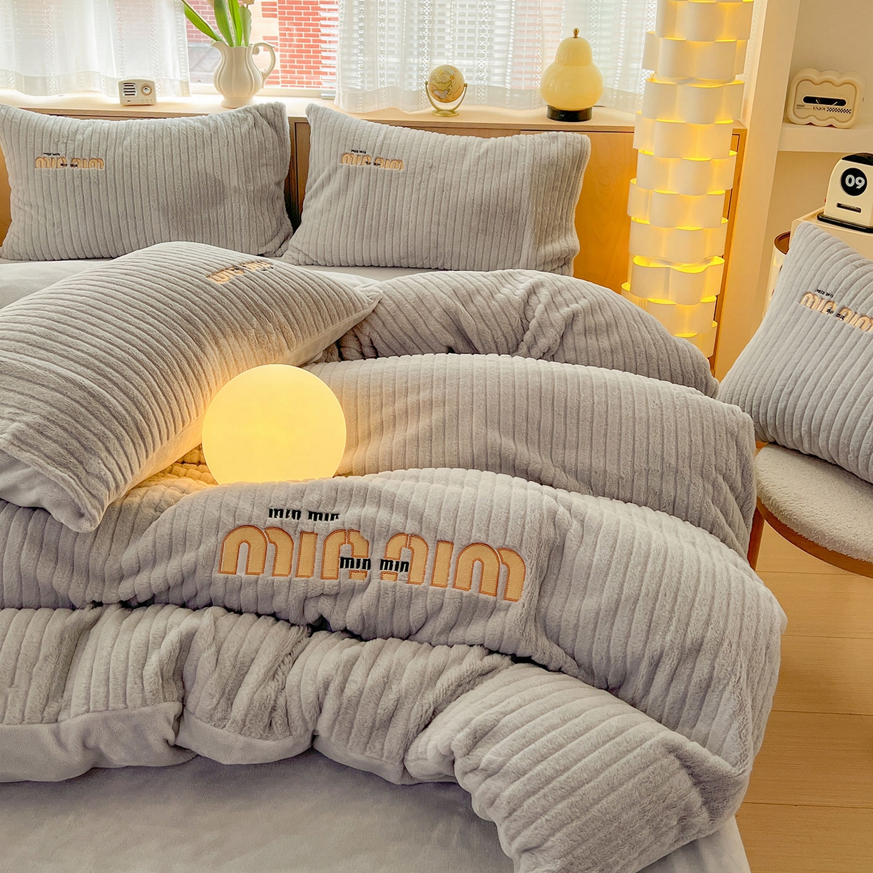 91家纺网 家纺一手货源 找家纺 十方家居 2025新款9斤加厚真兔毛刺绣高克重全消光牛奶绒四件套 MIUMIU-浅灰