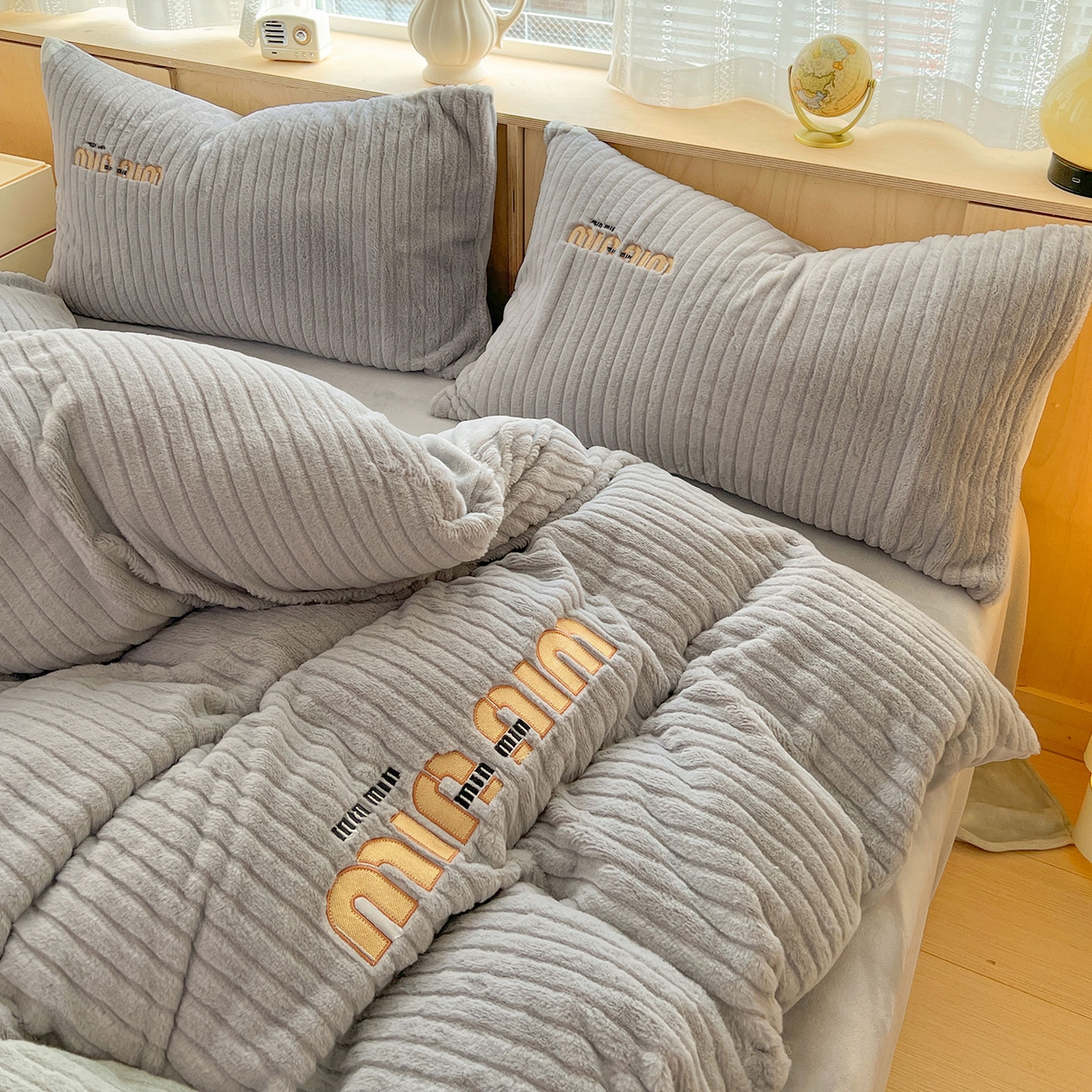 91家纺网 家纺一手货源 找家纺 十方家居 2025新款9斤加厚真兔毛刺绣高克重全消光牛奶绒四件套 MIUMIU-浅灰