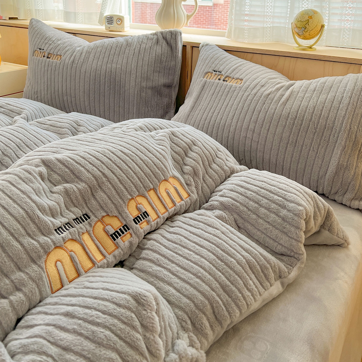 91家纺网 家纺一手货源 找家纺 十方家居 2025新款9斤加厚真兔毛刺绣高克重全消光牛奶绒四件套 MIUMIU-浅灰