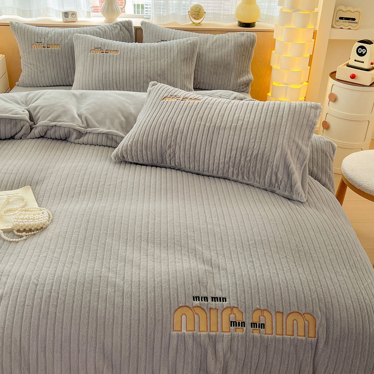 91家纺网 家纺一手货源 找家纺 十方家居 2025新款9斤加厚真兔毛刺绣高克重全消光牛奶绒四件套 MIUMIU-浅灰