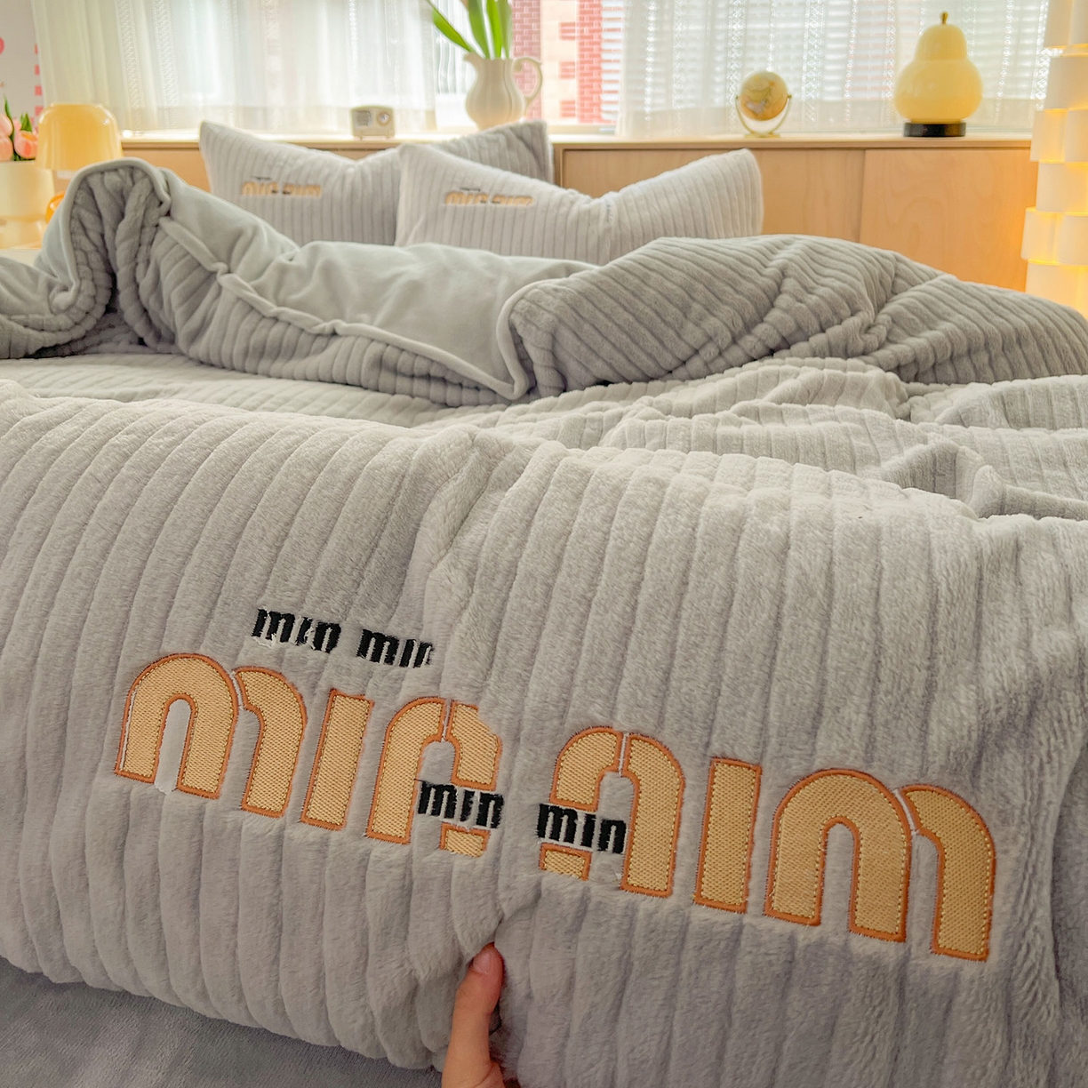 91家纺网 家纺一手货源 找家纺 十方家居 2025新款9斤加厚真兔毛刺绣高克重全消光牛奶绒四件套 MIUMIU-浅灰