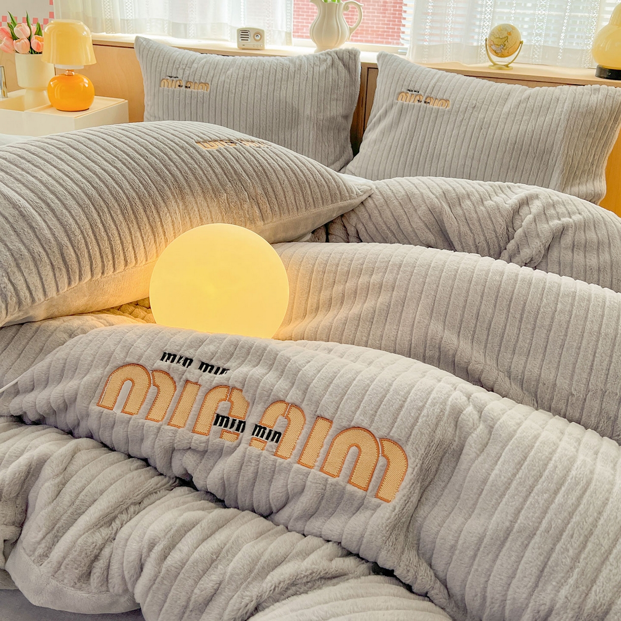 91家纺网 家纺一手货源 找家纺 十方家居 2025新款9斤加厚真兔毛刺绣高克重全消光牛奶绒四件套 MIUMIU-浅灰