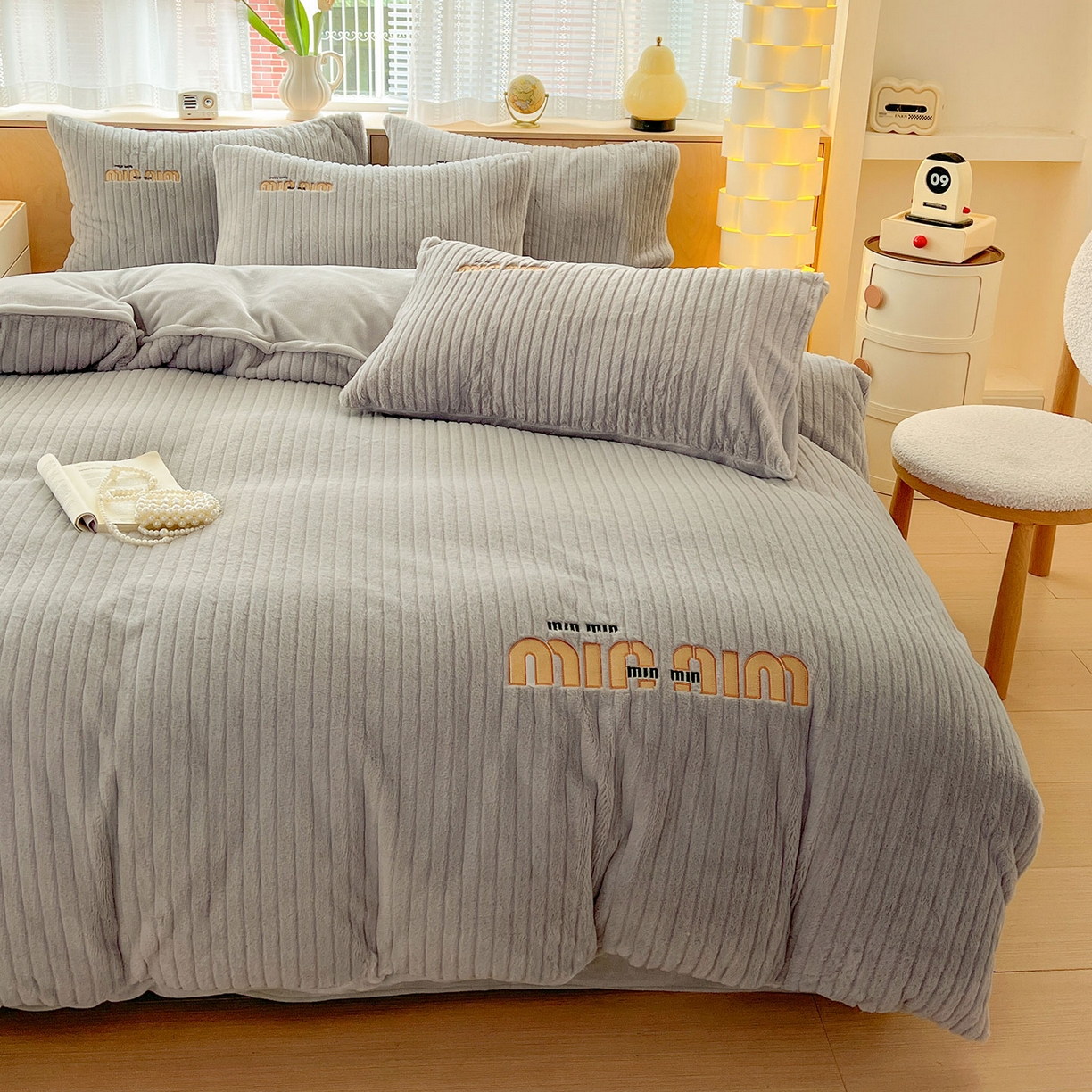 91家纺网 家纺一手货源 找家纺 十方家居 2025新款9斤加厚真兔毛刺绣高克重全消光牛奶绒四件套 MIUMIU-浅灰