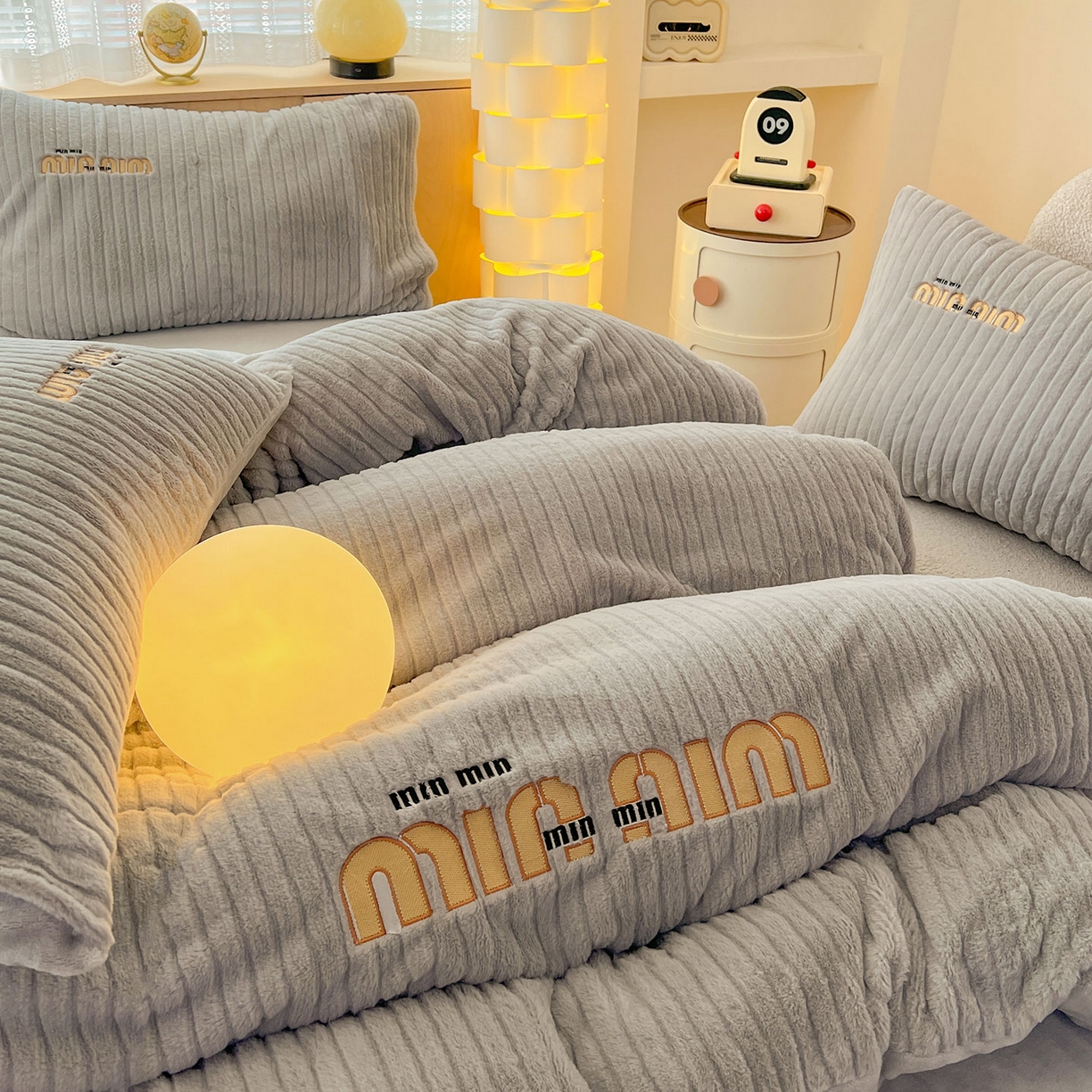 91家纺网 家纺一手货源 找家纺 十方家居 2025新款9斤加厚真兔毛刺绣高克重全消光牛奶绒四件套 MIUMIU-浅灰