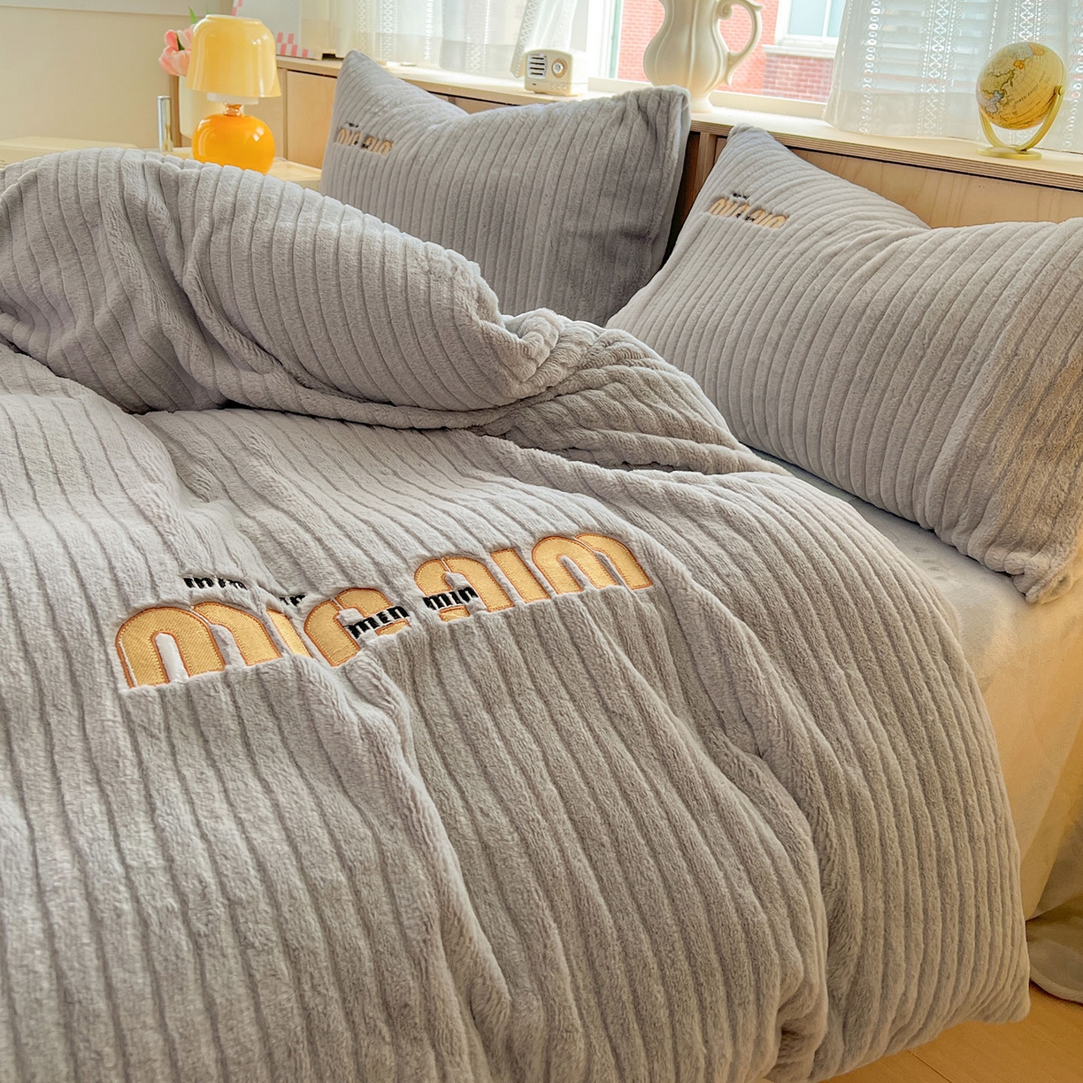 91家纺网 家纺一手货源 找家纺 十方家居 2025新款9斤加厚真兔毛刺绣高克重全消光牛奶绒四件套 MIUMIU-浅灰